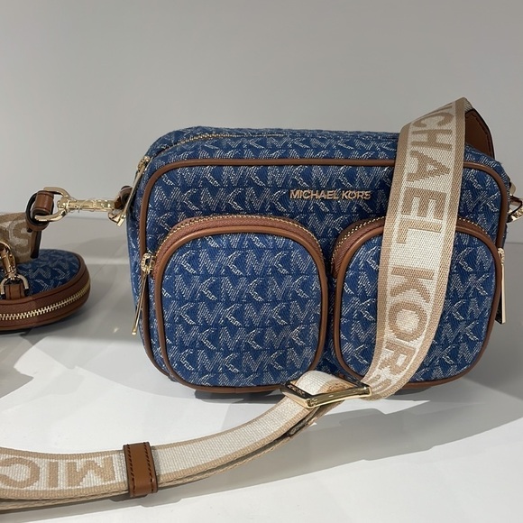 Michael Kors Denim 💙Jet set travel pocket
crossbody tech pouches AirPods case - Picture 7 of 11